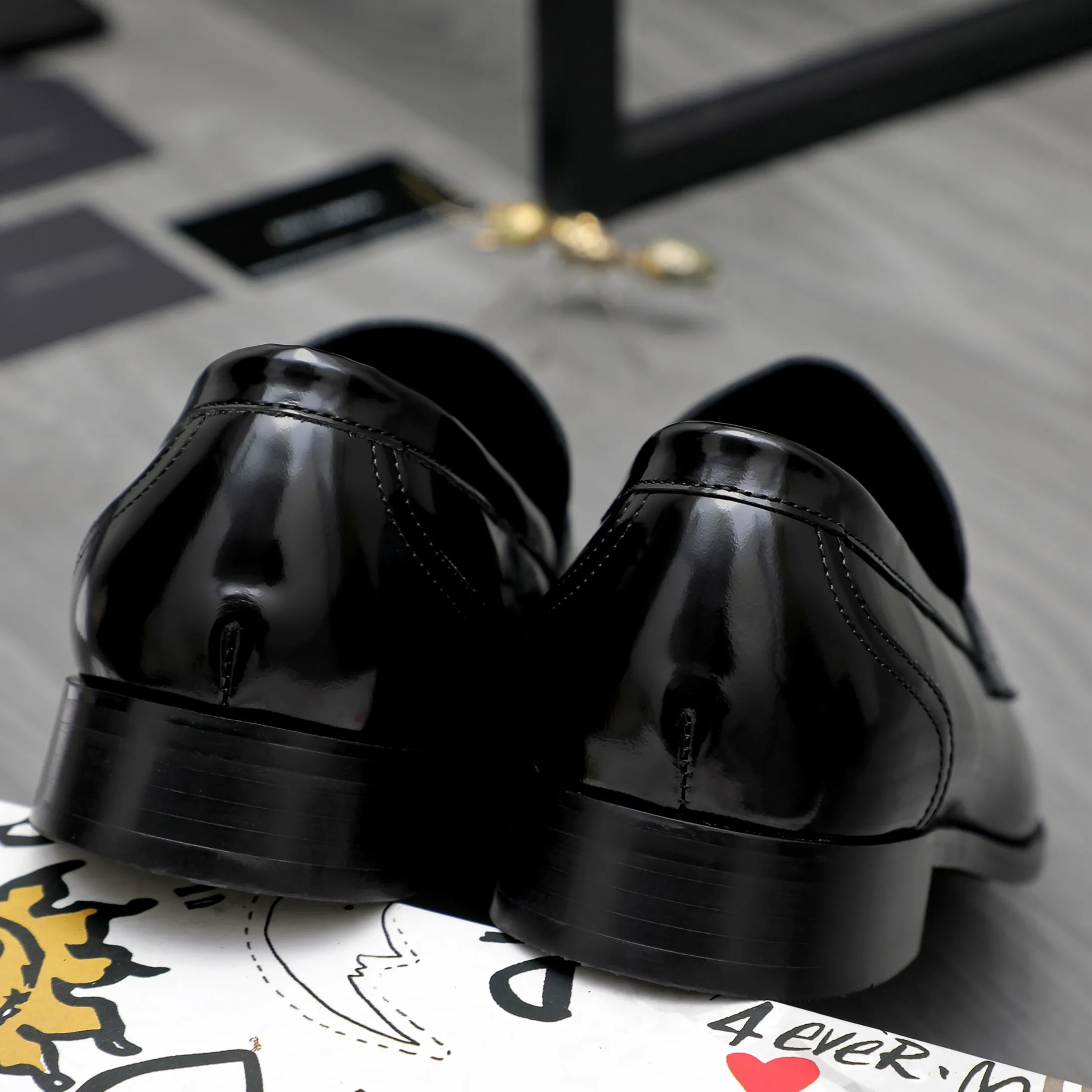 Men's shoes 💰500 Product trademark: DG (Dolce & Gabbana) business casual leather shoes Regular size: 38-45 (45 is custom-made and non-returnable) Product materials: Selected pearlescent cowhide upper, cowhide lining, original outsole